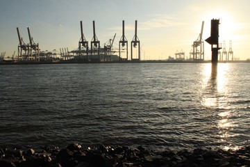 Obraz premium Hamburger Hafensilhouette; Blick von Övelgönne über die Elbe