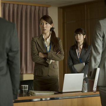 会議室で指示をするビジネスウーマン