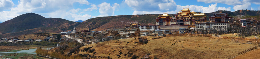 Fototapeta na wymiar monastery in shangri la -zhongdian- ,Yunnan ,china