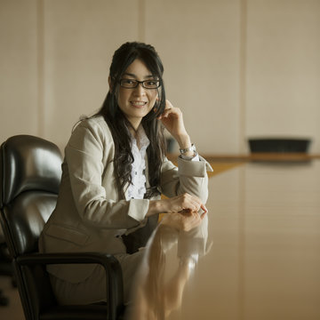 会議室で微笑むビジネスウーマン