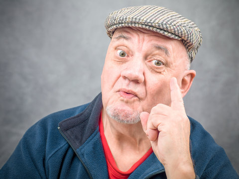 portrait homme expliquant avec gestes