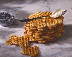 Gebackene Waffeln mit Blaubeeren und Sahne