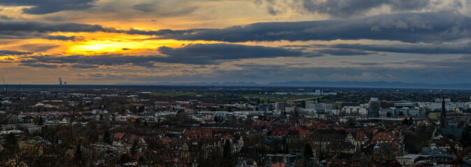 Obraz premium Abendlicher Blick in die Rheinebe. Im Hintergrund die Kühltürme des Atomkraftwerks Philippsburg und die Berge des Pfälzerwaldes