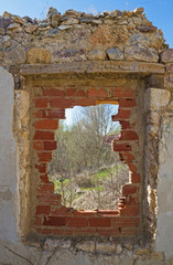 Boquete o agujero en ventana de construccin en ruinas