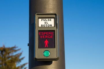 Botón pulsador para solicitar paso de peatones en un semaforo