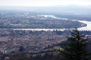 Obraz premium vue sur la vallée du Rhône depuis les hauteurs de Condrieu 