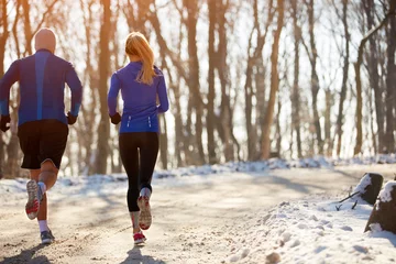 Crédence de cuisine en verre imprimé Jogging Couple jogging dans la nature