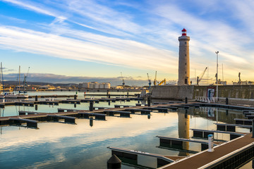 Port de plaisance à Sète et le phare du mole Saint Louis, Hérault en Occitanie, France