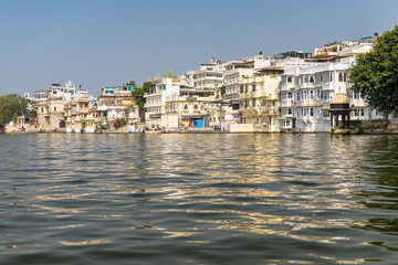 Fototapeta na wymiar waterfront of Udaipur, Rajasthan