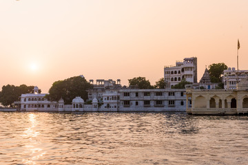 Obraz premium sunset over Lake Pichola in Udaipur, Rajasthan