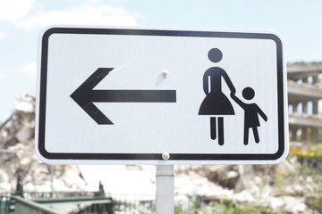 Schild Fußgänger links gehen
