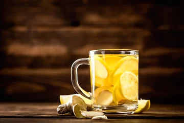 Photo sur Plexiglas Theé thé au gingembre doux chaud avec du citron dans une tasse en verre