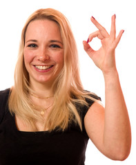 Attraktive junge Frau zeigt ok 