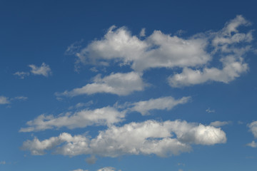 Obraz premium 青空と雲「空想・雲のモンスター」隊列を組む、並んで、仲良くなどのイメージ