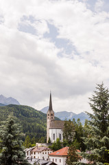 Scuol, Dorf, Bergdorf, Kirche, reformierte Kirche, Engadin, Unterengadin, Graub&uuml;nden, Alpen, Engadiner H&auml;user, Sommer, Nationalpark, Schweiz