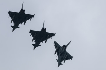 Europäische Abfangjäger fliegen in Formation