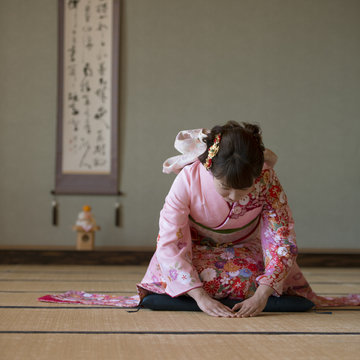お辞儀をする着物姿の女性
