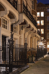 ロンドン　街並び　夜景　フェンス　アパート