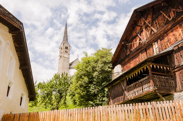 Obraz premium Scuol, Dorf, Kirche, reformierte Kirche, Dorfkern, Engadinerhaus, Engadin, Unterengadin, Alpen, Inn, Fluss, Graubünden, Sommer, Schweiz