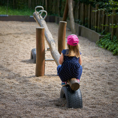 einsames Kind auf einem Spielplatz
