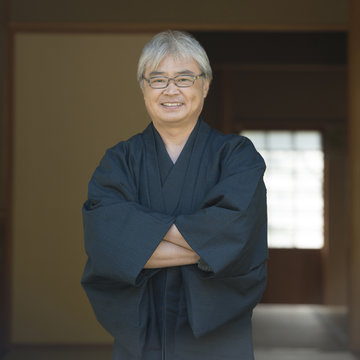 腕組みをするシニア男性