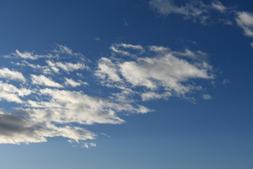  青空と雲「雲の風景」さすらう人生、さすらい人、放浪するなどのイメージ