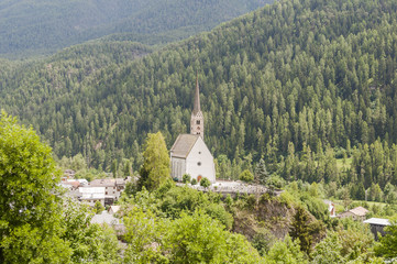 Scuol, Dorf, Bergdorf, reformierte Kirche, Kirche, Engadin, Unterengadin, Alpen, Graub&uuml;nden, Wanderweg, Engadinerhaus, Sommer, Schweiz