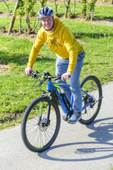 Obraz premium łatwy i zrelaksowany w ruchu na rowerze elektrycznym