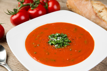 Frische Tomatensuppe mit Baguette
