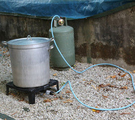 large aluminum pot with the gas cylinder
