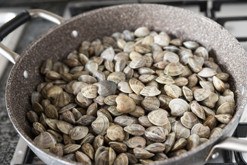 Cooking spaghetti with clams