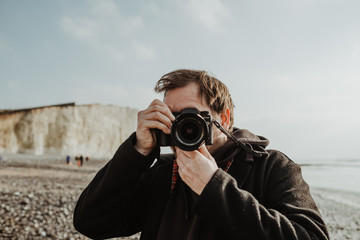 Obraz premium Male photographer taking picture of the landscapes with dslr