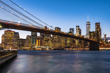 Plakat New York City skyline view from Brooklyn Bridge Park during sunset