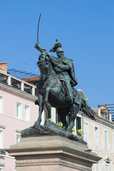 Obraz premium Sculpture of the king Victor of Emmanuil II (1887) close up against the background of the blue sky. Venice. Italy