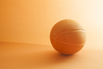 Bola de basquete em fundo laranja