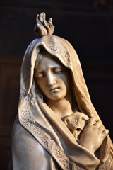 Statue de femme du mausolée Colbert de l'église Sint-Eustache à Paris, France