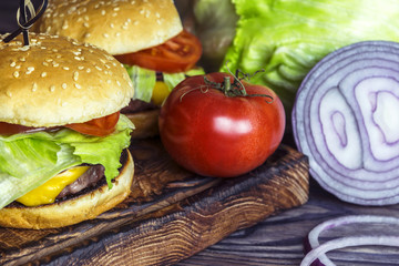 Cooked houses fresh and mouth-watering burgers for a large group of friends