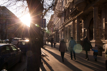 Abendspaziergang bei Sonnenuntergang auf der Andrássy útca Straße in Budapest, der Hauptstadt von Ungarn, Europa