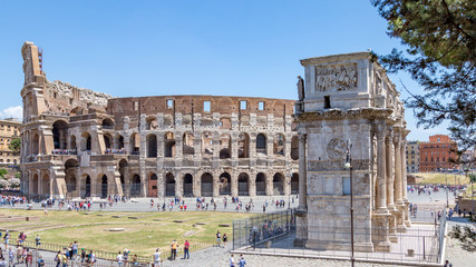 Fototapeta na wymiar Le Colisée et l'Arc de Constantin à Rome