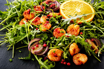 shrimps mit orange und salat