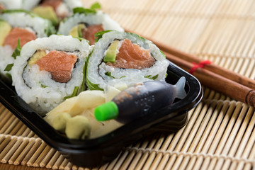 Modern Lachs Avocado Inside Out California Sushi Rolle mit Rucola Topping 