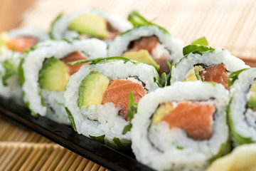 Lachs Avocado Rucola Inside Out Sushi in Lieferdienst Verpackung