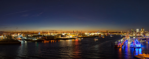Panorama Hamburger Hafen bei Nacht
