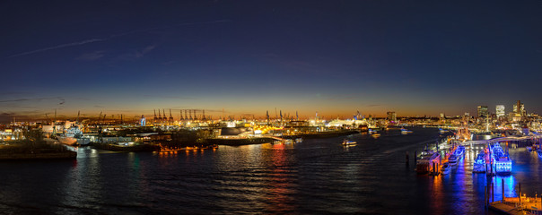 Fototapeta na wymiar Panorama Hamburger Hafen bei Nacht