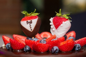 Hochzeitstorte für Luxus Hochzeit mit Erdbeeren Braut Bräutigam. Erdbeertorte oder Schokoladentorte Konditorei Kunst setzt Trend mit Drip Cake, Verzierungen für Trauung und heiraten. Symbol der Liebe