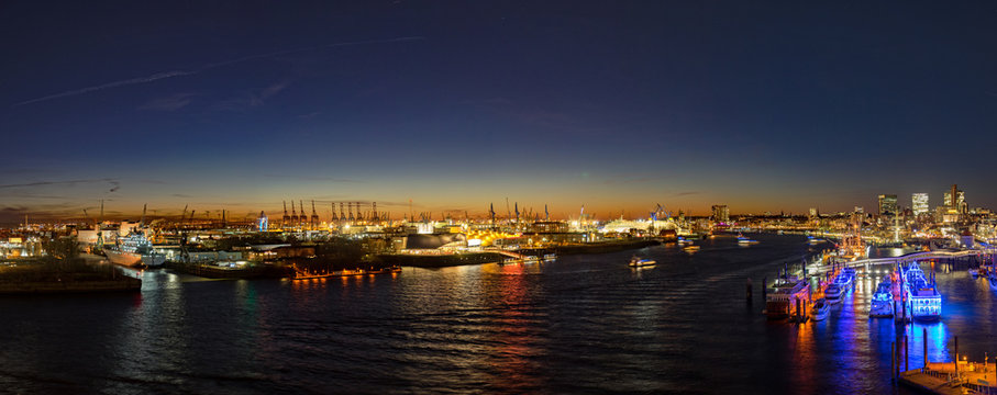 Panorama Hamburger Hafen bei Nacht