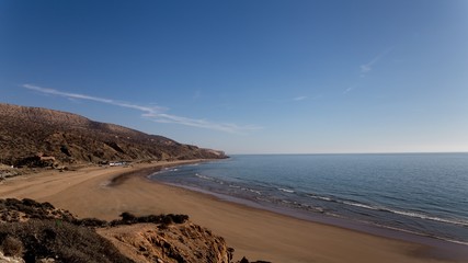 Vue sur l'oc&eacute;an et sur une plage d&eacute;serte