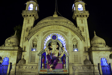 Obraz premium Night travel ganapati Statue