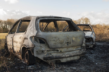 Automobiles calcinées en rase campagne