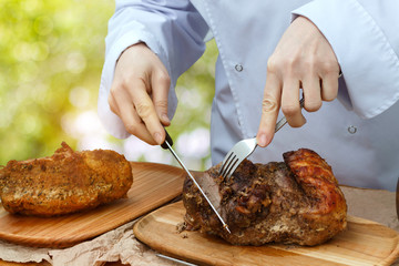Cook begins to cut the meat .